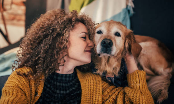 Frau kuschelt mit Golden Retriever
