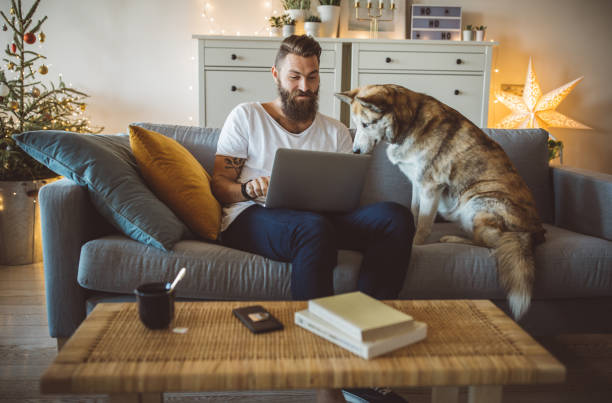 Mann mit Husky auf dem Sofa