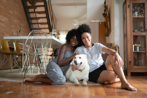 Paar mit weissem Hund in der Wohnung
